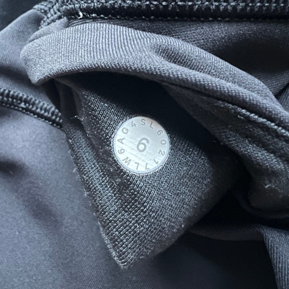 Lululemon Sweat Your Heart Out Crop (21")
Black - Picture 2 of 3